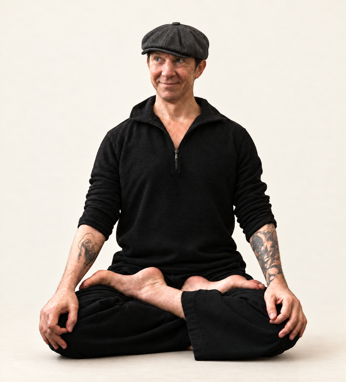 David Panis, assis en lotus, coiffé d’une casquette anthracite